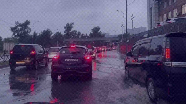 Автомобили, дороги и кафе затопило во Владивостоке из-за ливня — Daily Storm