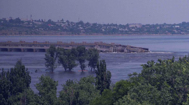 Еще 115 граждан были ранены, заявили в экстренных службах Разрушенная плотина Каховской ГЭС