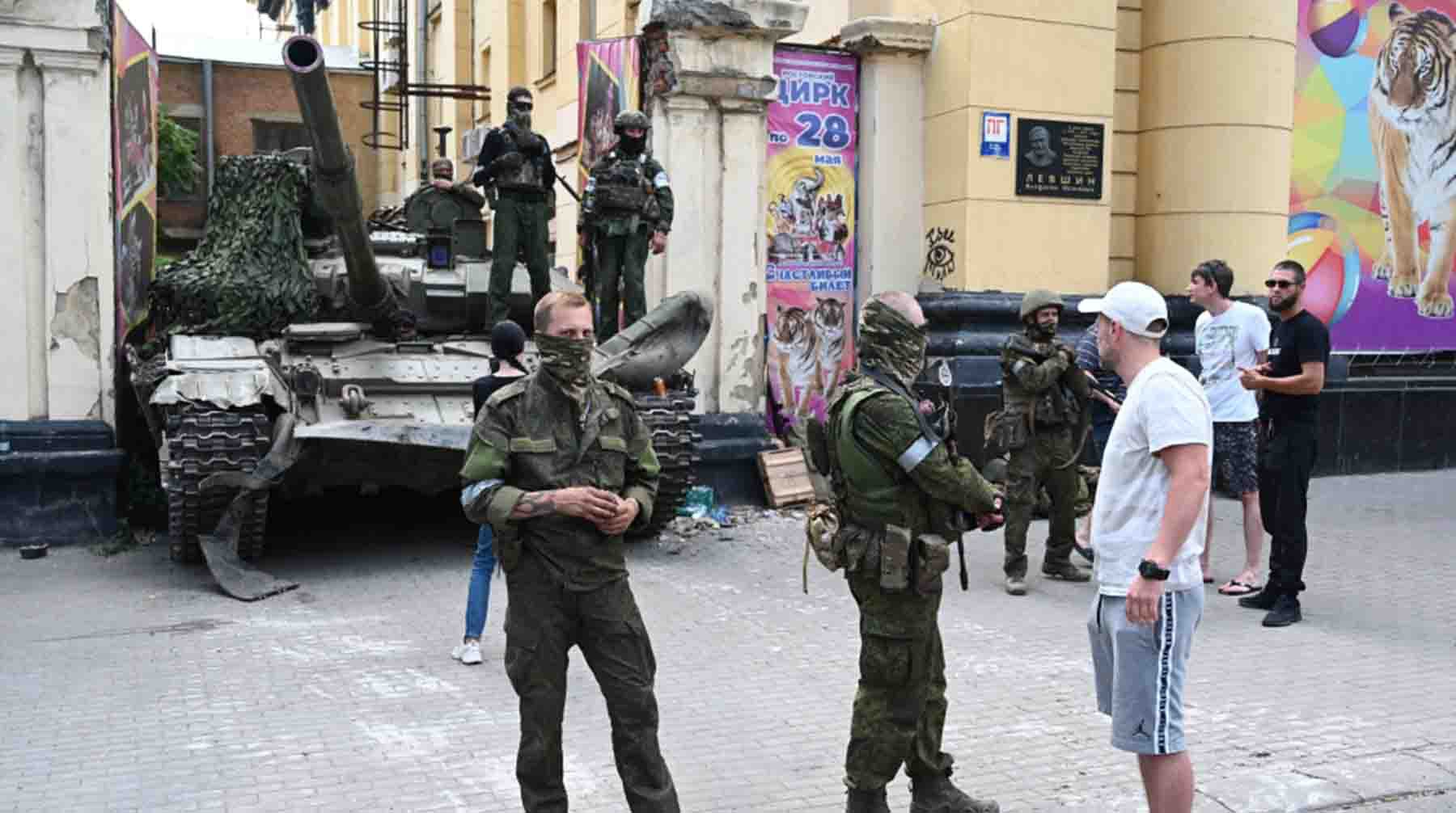 Бойцы ЧВК «Вагнер» возле здания цирка в Ростове-на-Дону