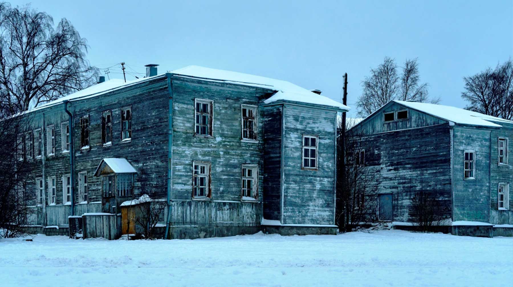 Деревянный жилой дом на набережной в городе Петрозаводск