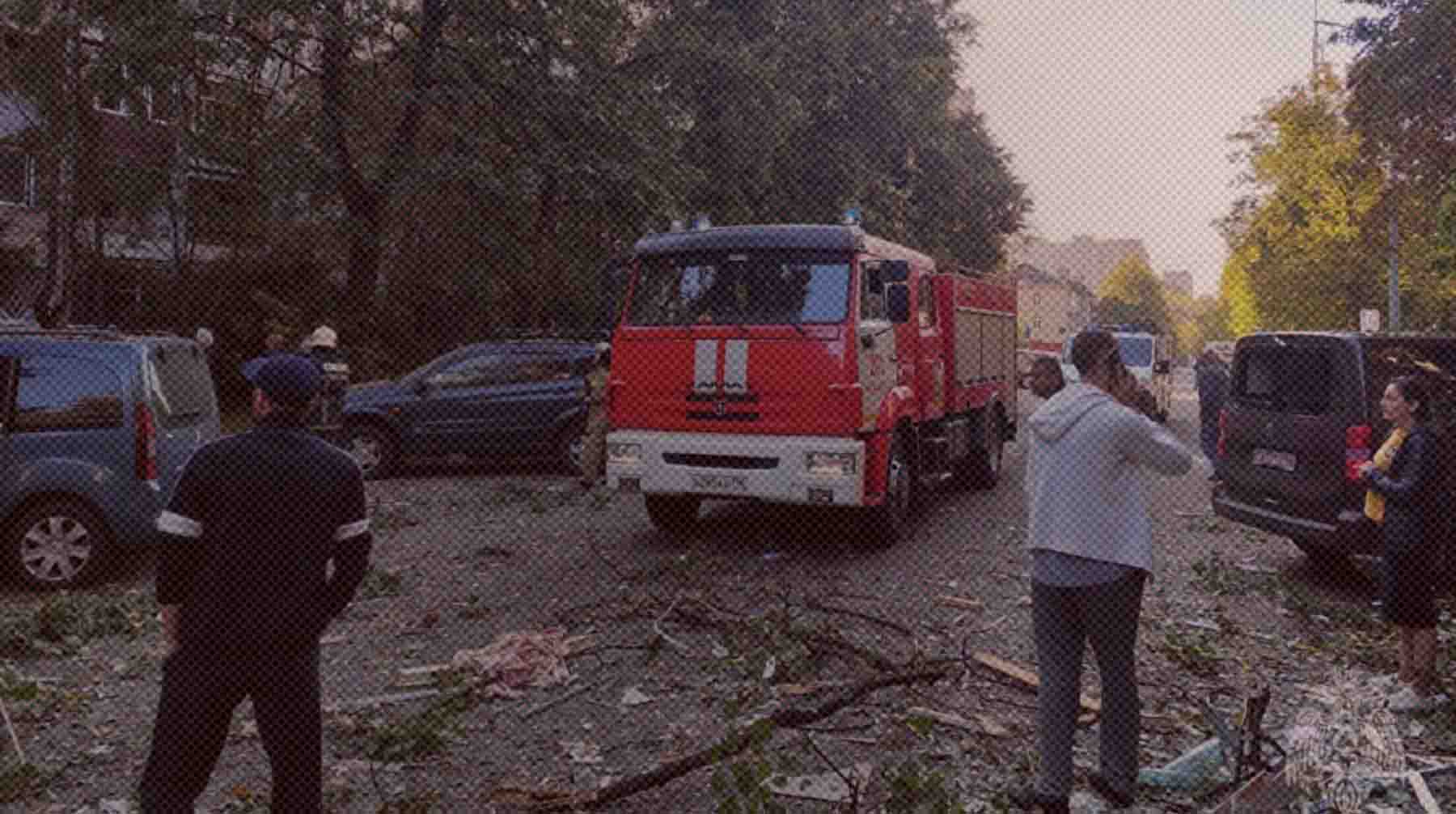 По предварительным данным, повреждено не менее 10 квартир Сотрудники МЧС на месте взрыва газа в жилом доме в подмосковной Балашихе