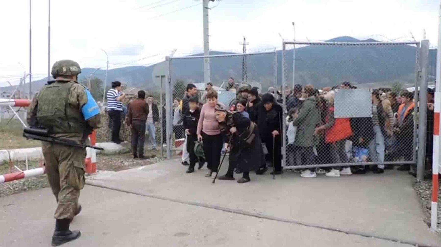 Эвакуация жителей Нагорного Карабаха из Мардакертского, Мартунинского и Аскеранского районов при участии российского миротворческого контингента