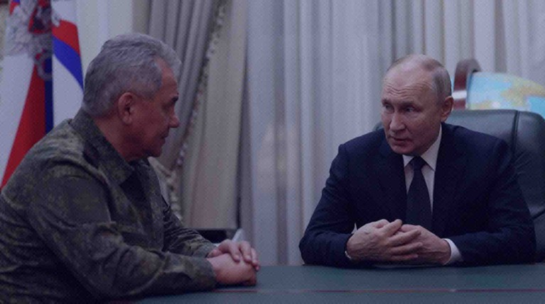 Глава государства заслушал доклады о ходе СВО Владимир Путин и министр обороны РФ Сергей Шойгу во время встречи в Ростове-на-Дону в штабе группировки войск, участвующих в спецоперации