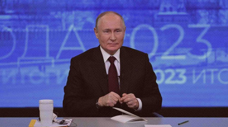 В этот же день губернатор Самарской области Дмитрий Азаров лично приехал к ее матери Фото: РИА Новости / Станислав Красильников