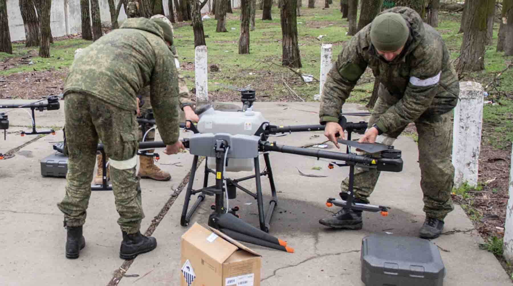 Военнослужащие российской армии с белыми нарукавными лентами