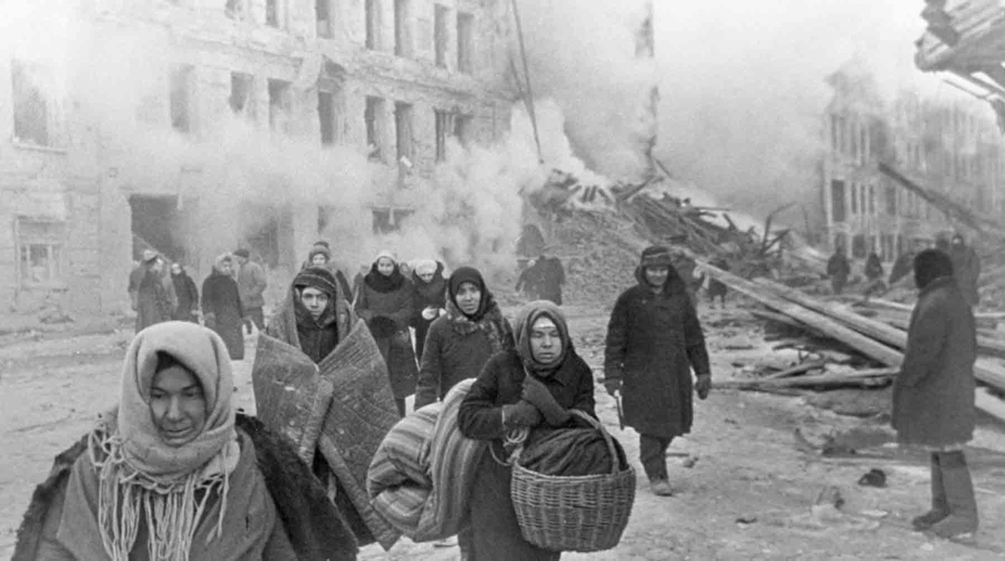Жители блокадного Ленинграда выходят из бомбоубежища после отбоя тревоги