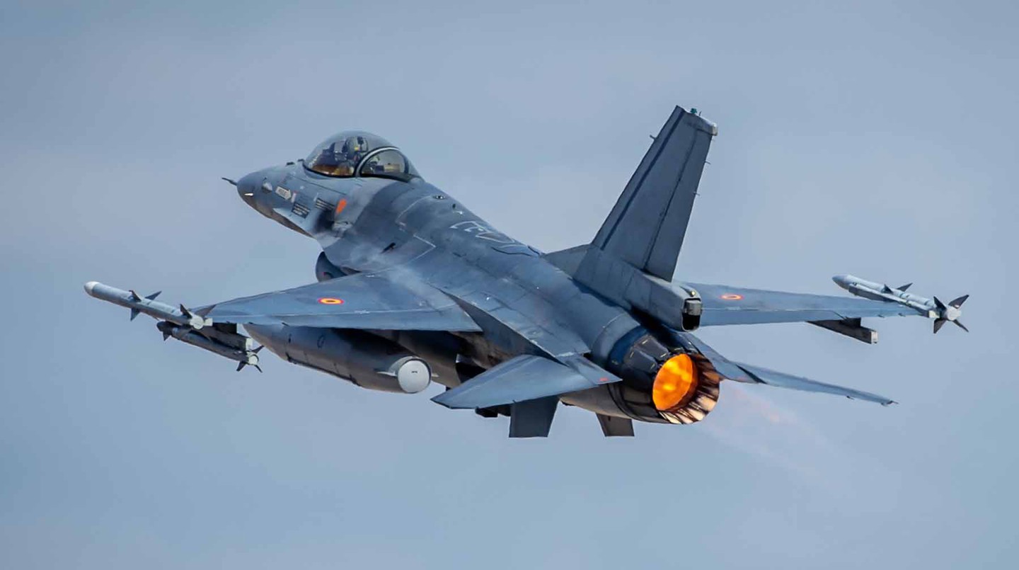 Самолет F-16