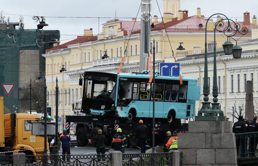 Мужчина быстро разобрался в ситуации и понял, что людям нужна помощь Сотрудники спасательной службы МЧС РФ поднимают упавший в реку Мойку с Поцелуева моста пассажирский автобус. Водитель пассажирского автобуса не справился с управлением, протаранил несколько автомобилей и упал с моста.