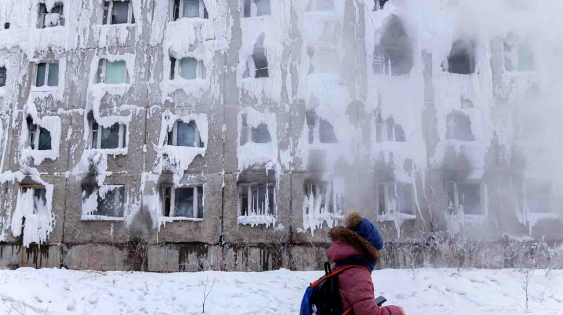 Здание бывшего общежития высшего военного авиационного инженерного училища, покрывшееся льдом, после коммунальной аварии