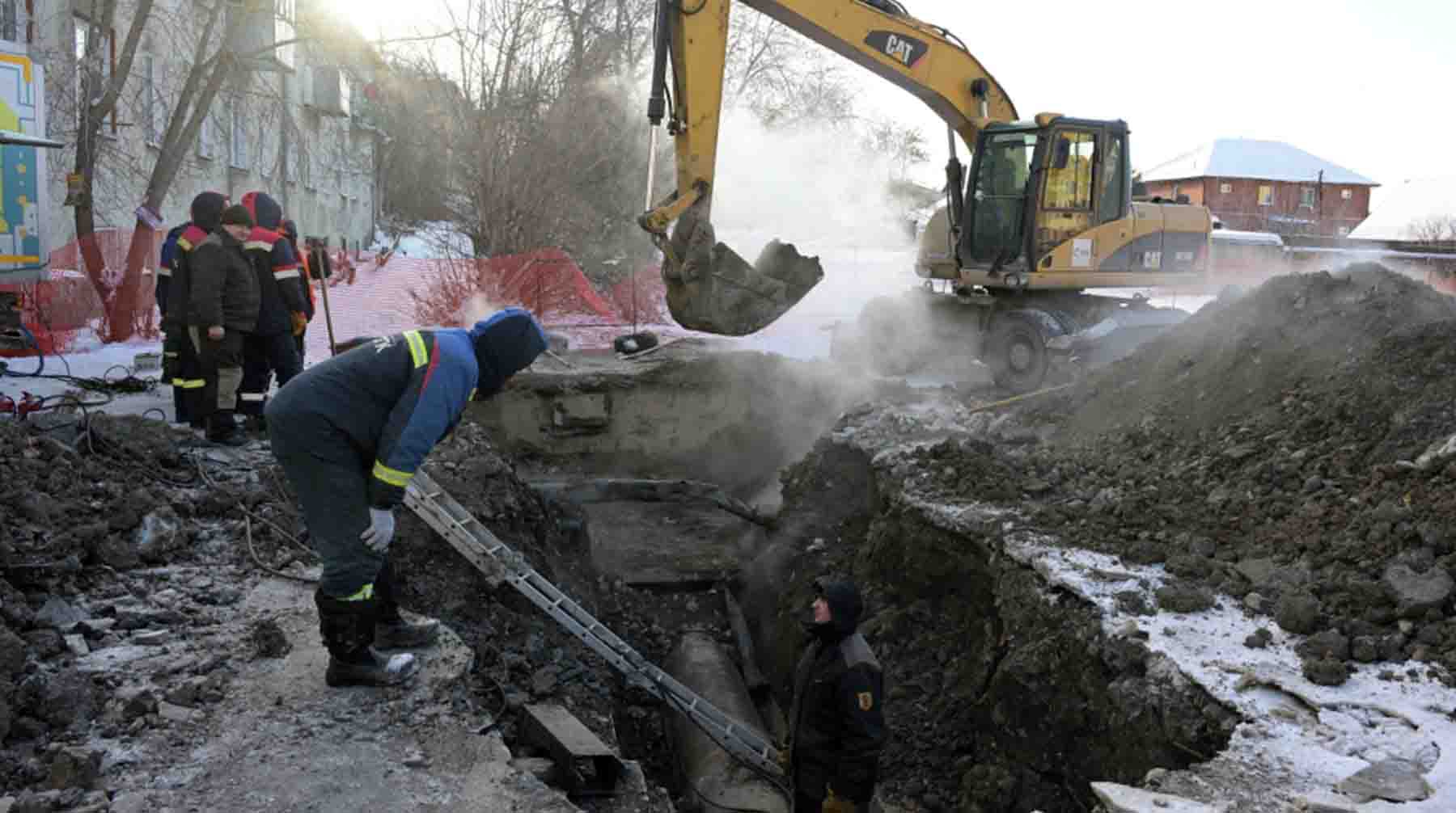 Аварийная бригада работает на месте прорыва теплотрассы, в результате крупной коммунальной аварии