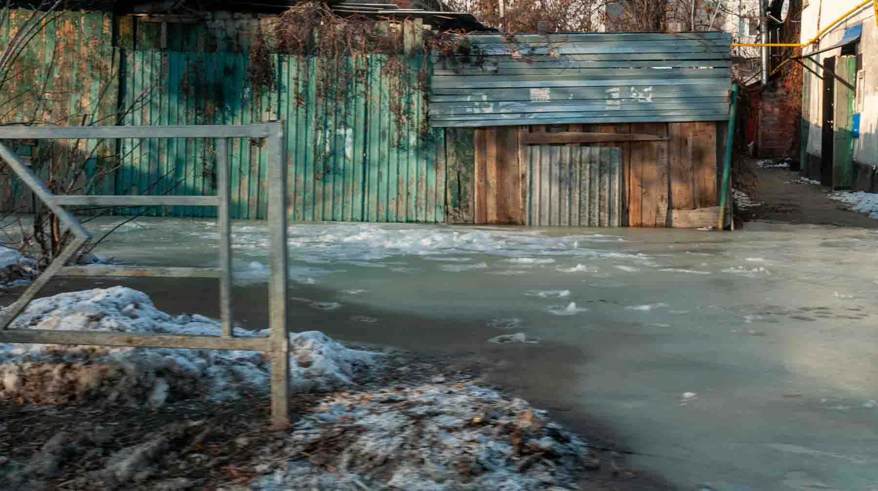 Прорыв воды зимой из-за лопнувших труб