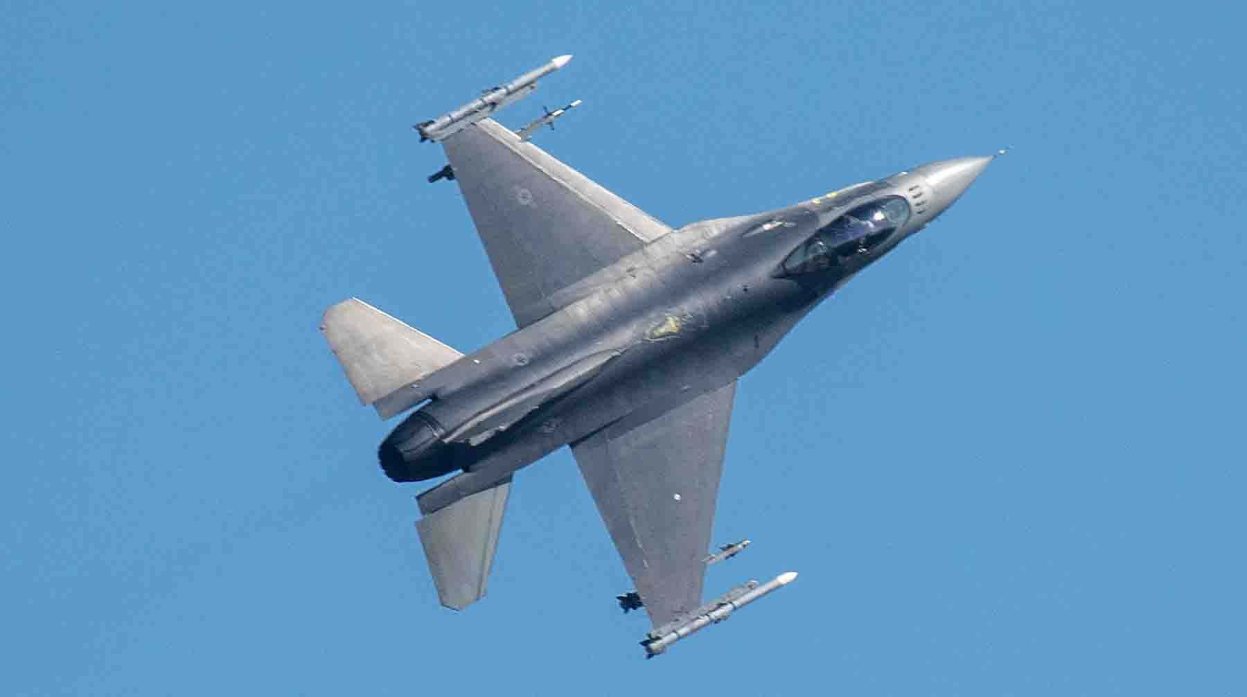 Самолет F-16