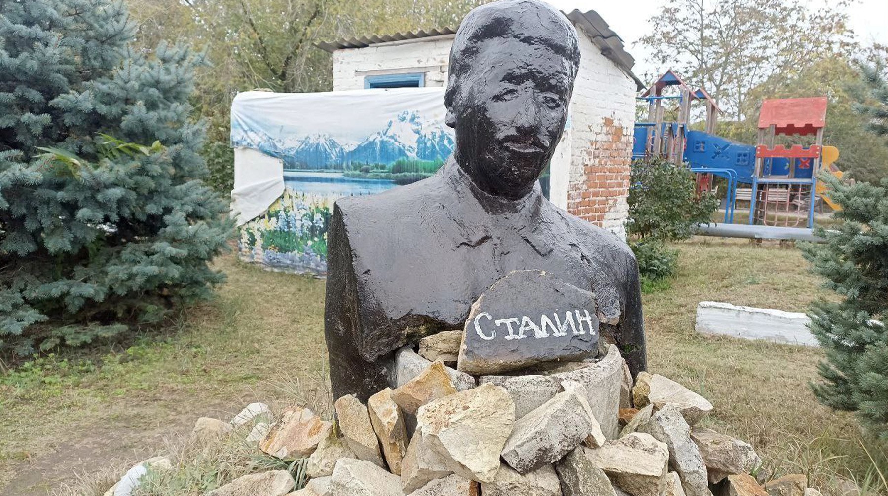 Памятник лидеру СССР Иосифу Сталину