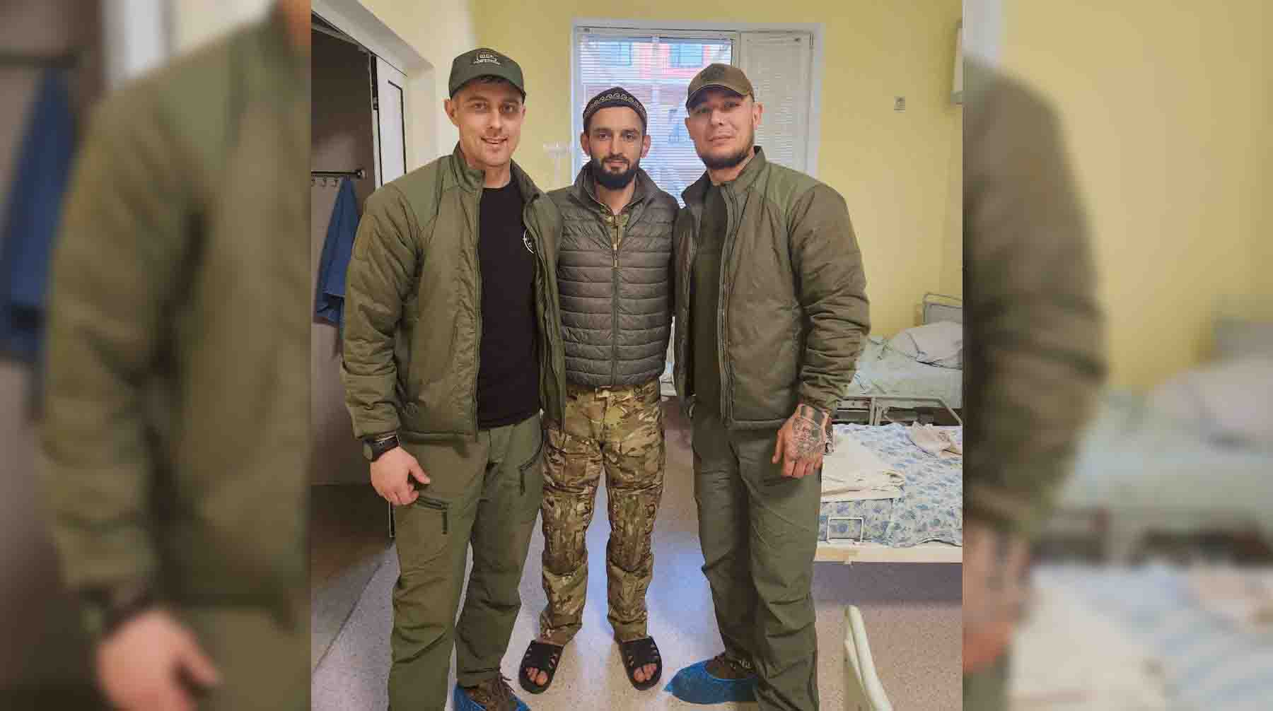 Иса Салимсултанов (по центру)