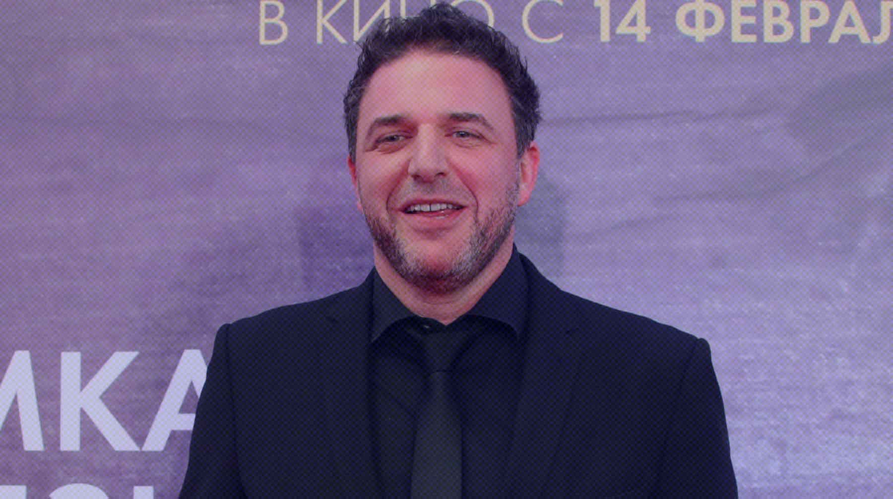 «Дом кино Премиум» также вырезал из картины упоминания об Одессе, группе «Би-2», Андрее Макаревиче и Анатолии Белом Максим Виторган