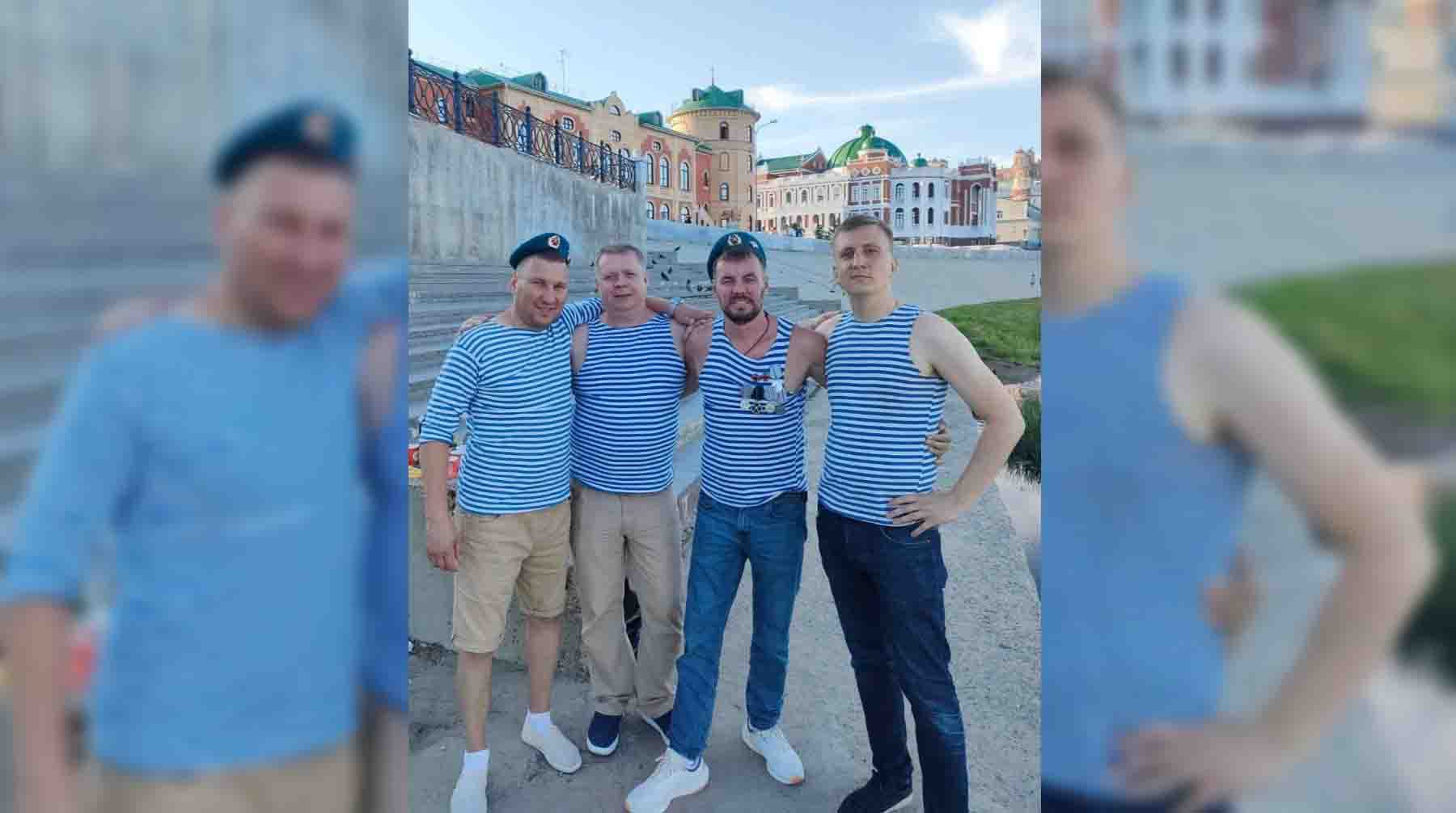 Александр (второй справа) с товарищами в день ВДВ через несколько дней после госпиталя