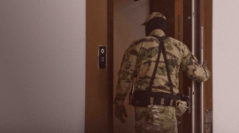 Также силовики побывали дома у главреда Трифонова, сейчас он не выходит на связь Фото: Global Look Press / Илья Московец