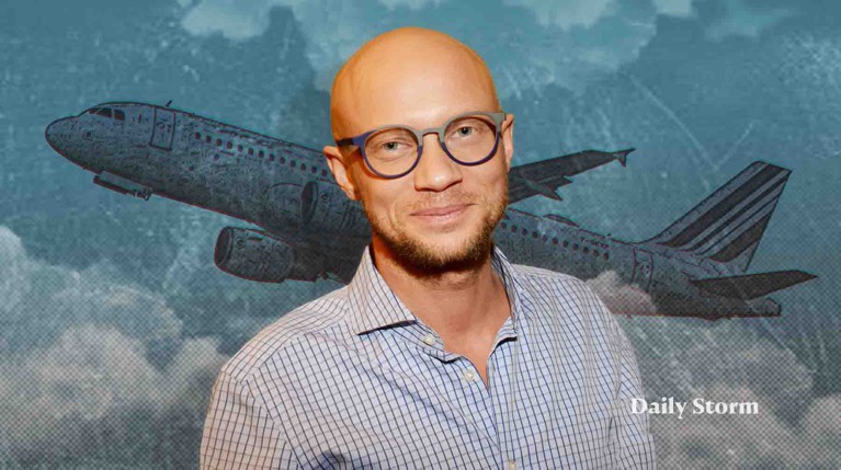 Менеджер Хрусталева назвала «бабкиными сплетнями» новость о снятии комика с рейса за пьяный дебош