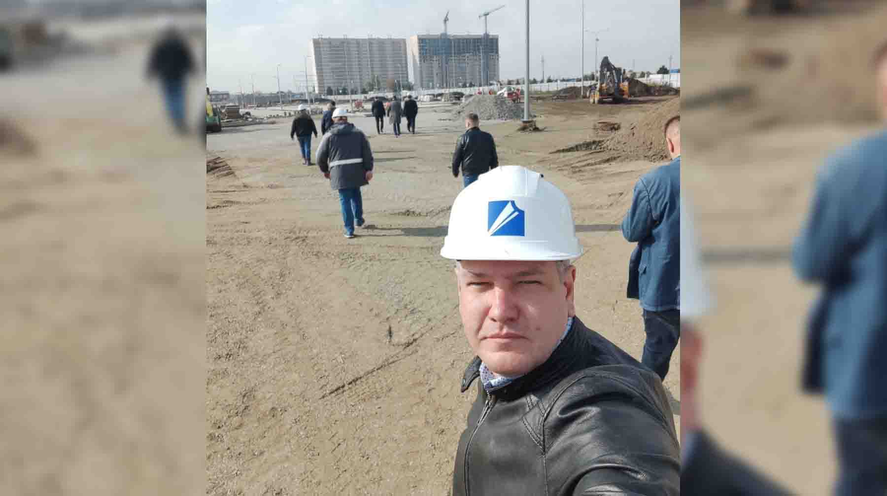 Лембит Уули с делегацией заместителя губернатора Краснодарского края на фоне строящегося объекта в Краснодаре