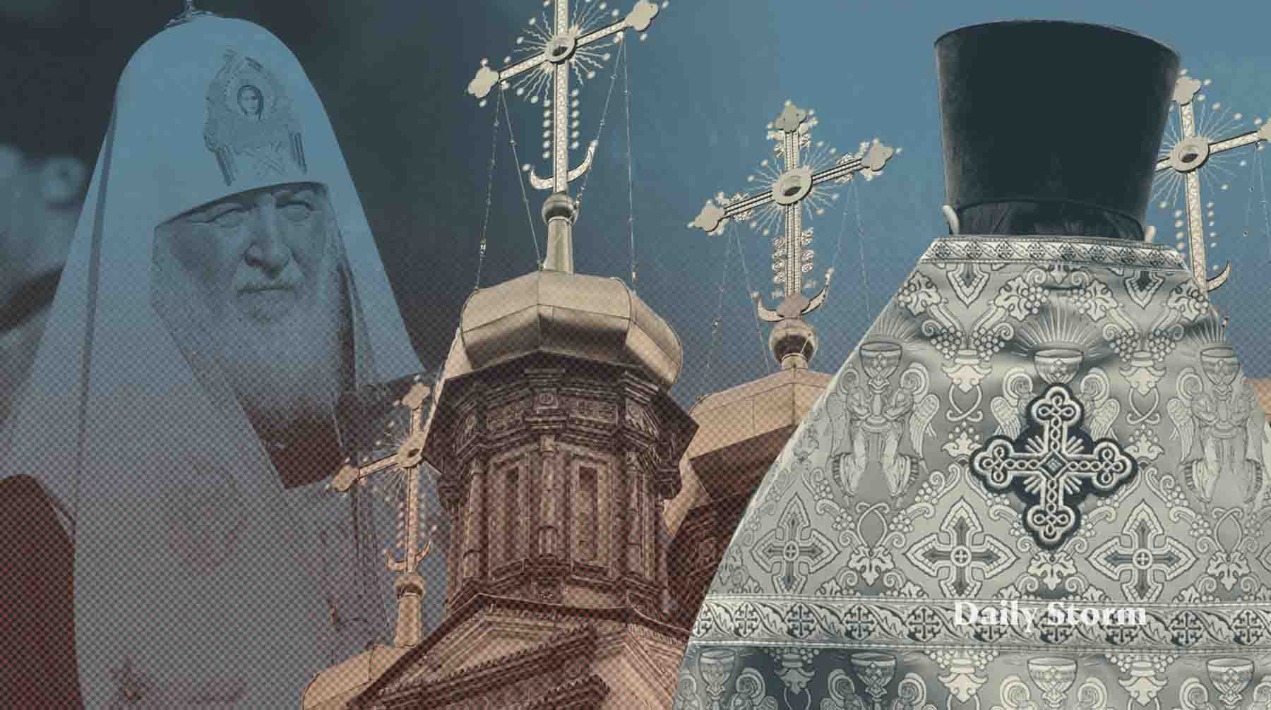 Герой скульптуры сидит под иконами и выглядит как живой Коллаж: Daily Storm