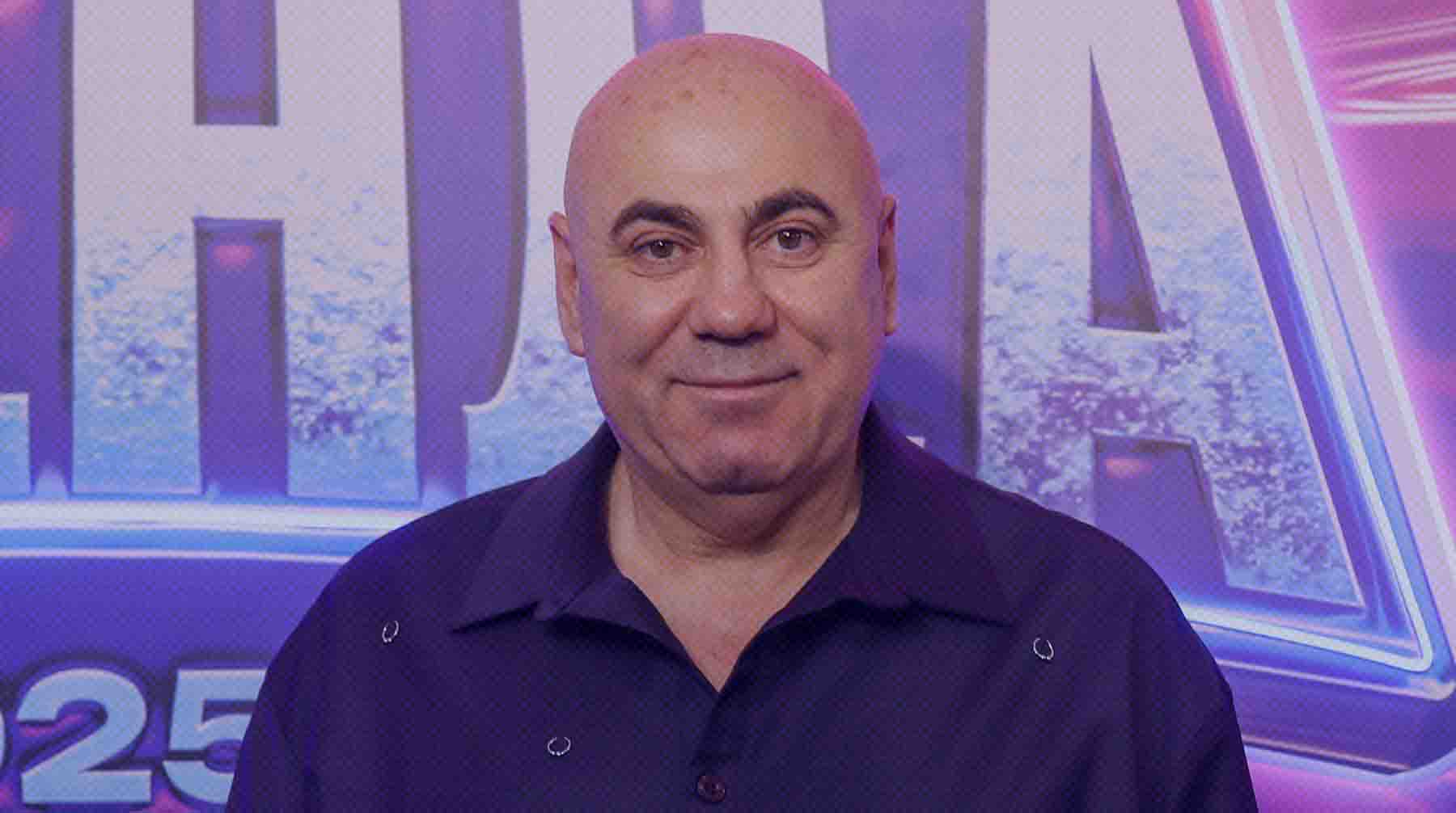 Продюсер признался, что ему было бы интересно ответить на провокационные вопросы блогера, но их встрече пока мешают расстояния Иосиф Пригожин