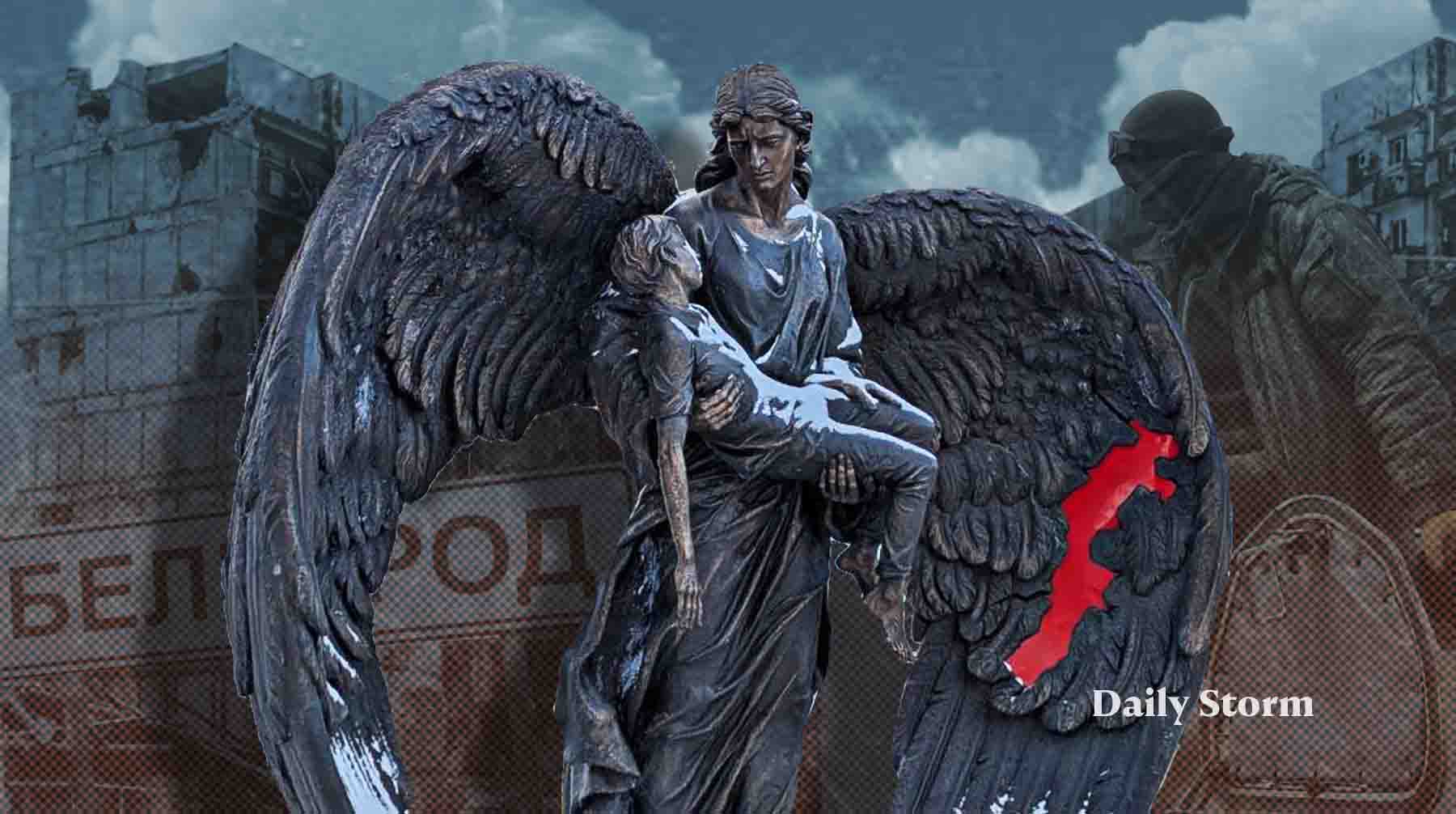 Статуя раненого ангела заняла место стихийного мемориала, где скорбели о детях и взрослых, убитых 30 декабря 2023 года Коллаж: Daily Storm