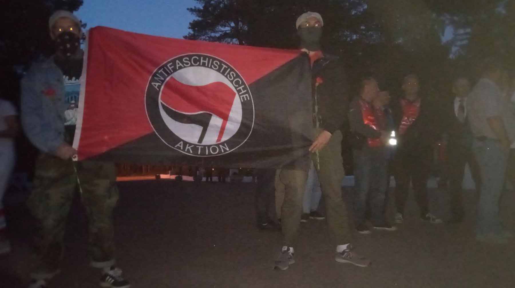 Александр с друзьями на акции памяти КПРФ на Сестрорецком рубеже 2023 года