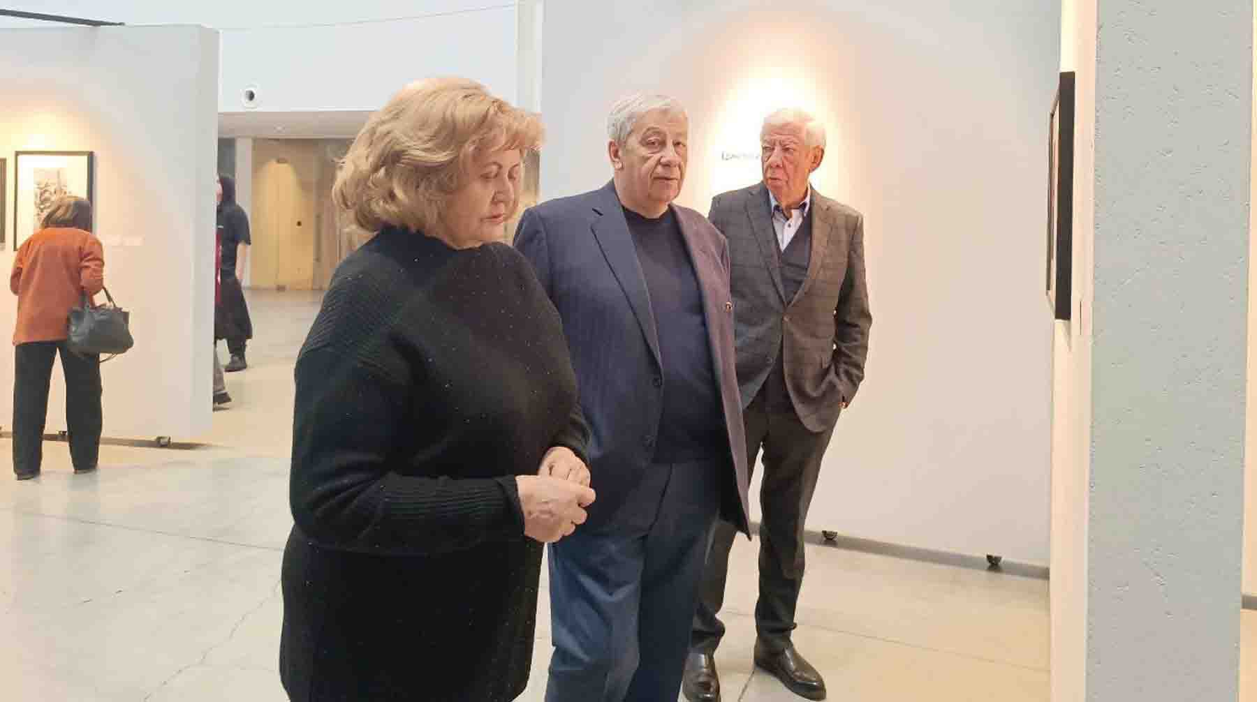 Экс-мэр Екатеринбурга Аркадий Чернецкий (в центре), спикер Заксобрания региона Людмила Бабушкина (впереди), председатель Общественной палаты региона Александр Левин (сзади)