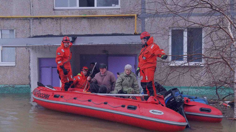 В случае потопов в Кузбассе пенсионерам и инвалидам будут помогать специально закрепленные соцработники