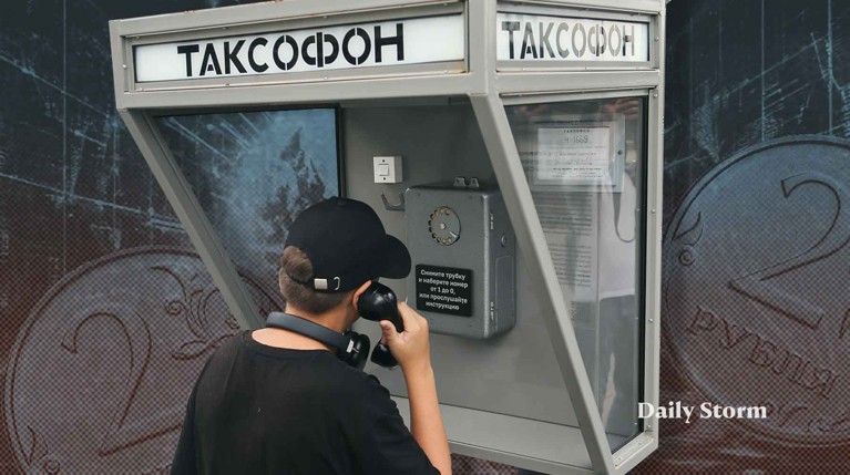 «Собираю двушки, чтобы кидать в таксофон»: артисты и писатели поделились, как живут без мобильного интернета