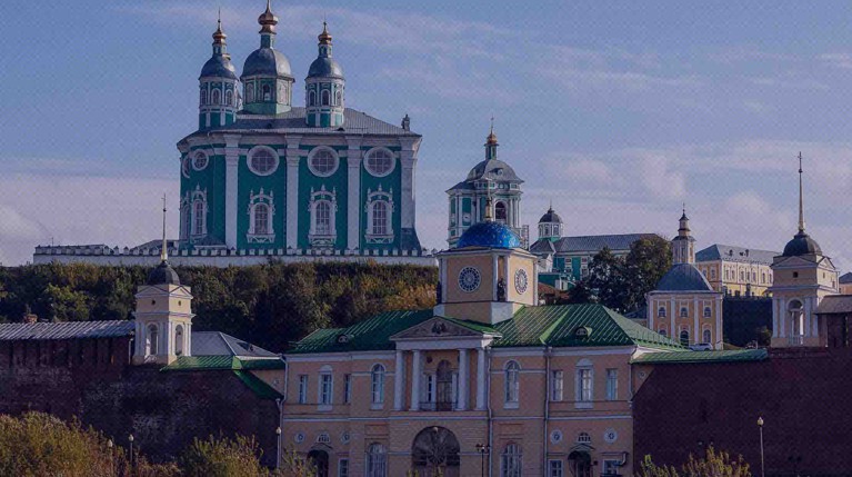В соцсетях набрал популярность ролик о пути к организации — нужно преодолеть лестницы, покрытые снегом и льдом Вид на Смоленск