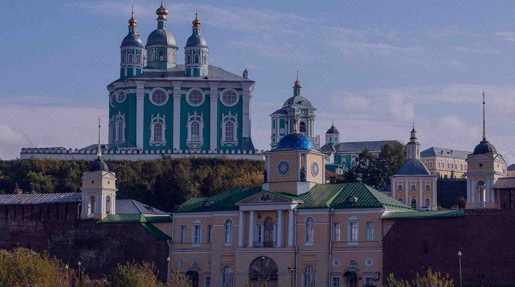 В соцсетях набрал популярность ролик о пути к организации — нужно преодолеть лестницы, покрытые снегом и льдом Вид на Смоленск