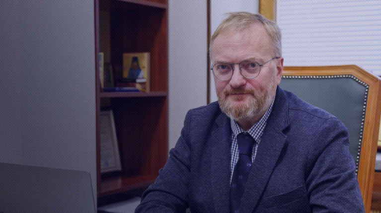 Милонов призвал изменить досмотр на экзаменах после скандала со школьницей в Петербурге