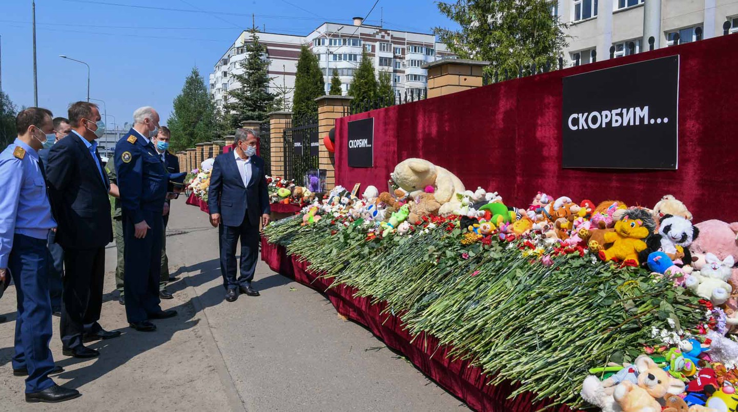 Цветы жертвам атаки на школу в Казани